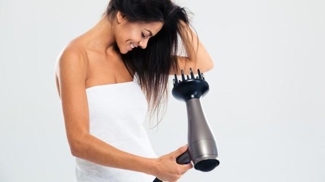 รูปภาพ:http://img1.thelist.com/img/gallery/the-biggest-mistakes-you-make-when-drying-your-hair/youre-throwing-away-your-attachments.jpg