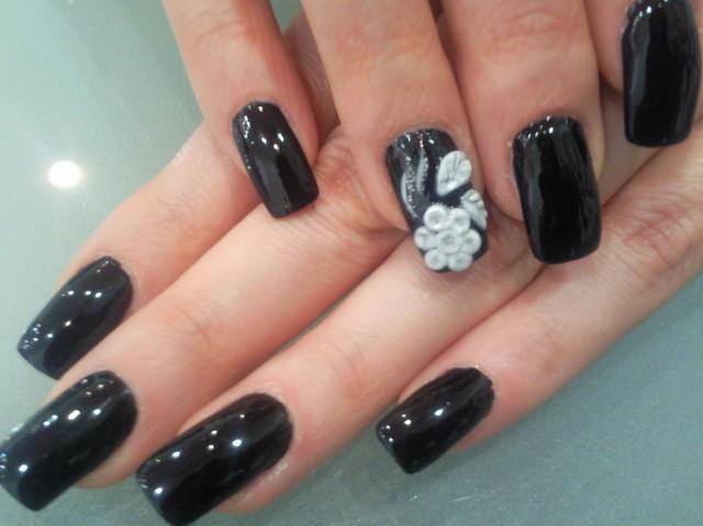 รูปภาพ:http://funnystack.com/wp-content/uploads/2014/11/Black-Nail-Art-Images-35.jpg