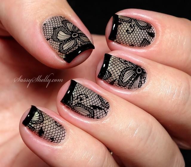 รูปภาพ:http://www.sassyshelly.com/wp-content/uploads/2014/09/messy-mansion-44-Mundo-de-Unas-black-lace-nail-art-stamping-over-naked-nails-negative-space-french-tip.jpg