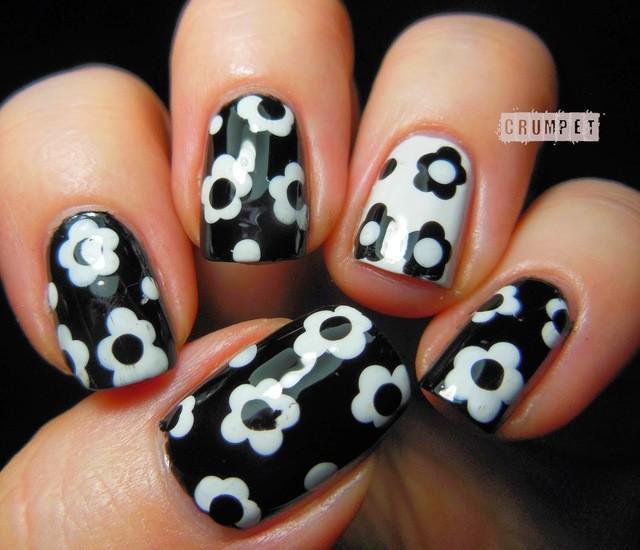 รูปภาพ:http://fingernailsthatshinelikejustice.com/wp-content/uploads/2013/11/digital-dozen-black-white-nail-art-flowers-dots-003.jpg