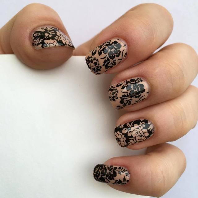 รูปภาพ:https://images.designtrends.com/wp-content/uploads/2016/03/08064934/Black-Flower-Nail-Design.jpg