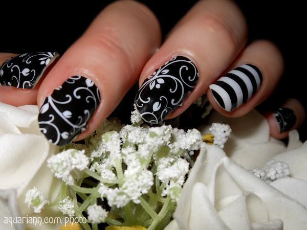 รูปภาพ:http://i532.photobucket.com/albums/ee329/aquariann/blog/manicure/black-floral-nails.jpg