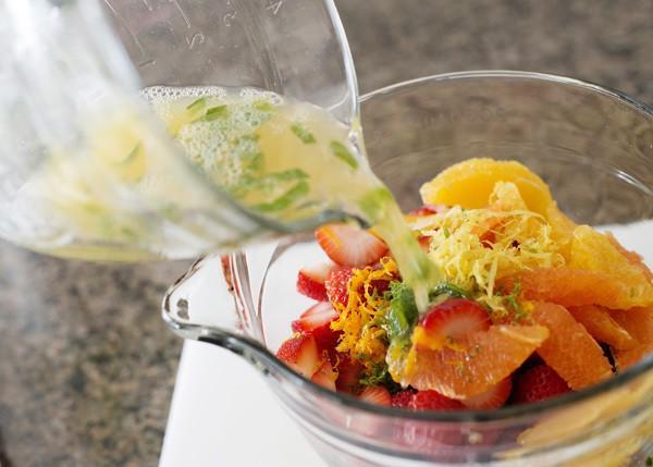 รูปภาพ:http://bakedbree.com/wp-content/uploads/2013/05/citrus-mint-berry-salad_11.jpg