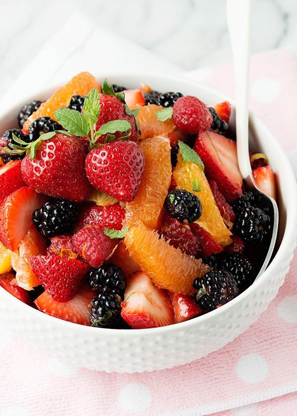 รูปภาพ:http://bakedbree.com/wp-content/uploads/2013/05/citrus-mint-berry-salad_16.jpg