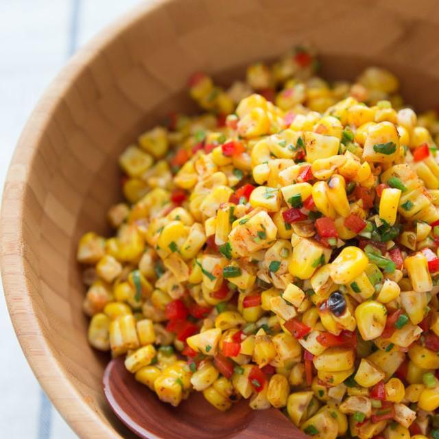 ภาพประกอบบทความ Fire Roasted Corn Salad สลัดข้าวโพดสุดฟิน อร่อยได้เพลินแบบไม่ต้องกลัวอ้วน