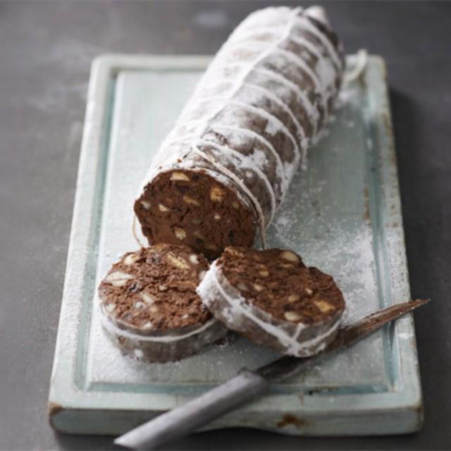 ภาพประกอบบทความ Chocolate Salami Version #1 ช็อกโกแลตซาลามี่สูตรหนึ่งแสนอร่อย อร่อยสไตล์แท่งโรล