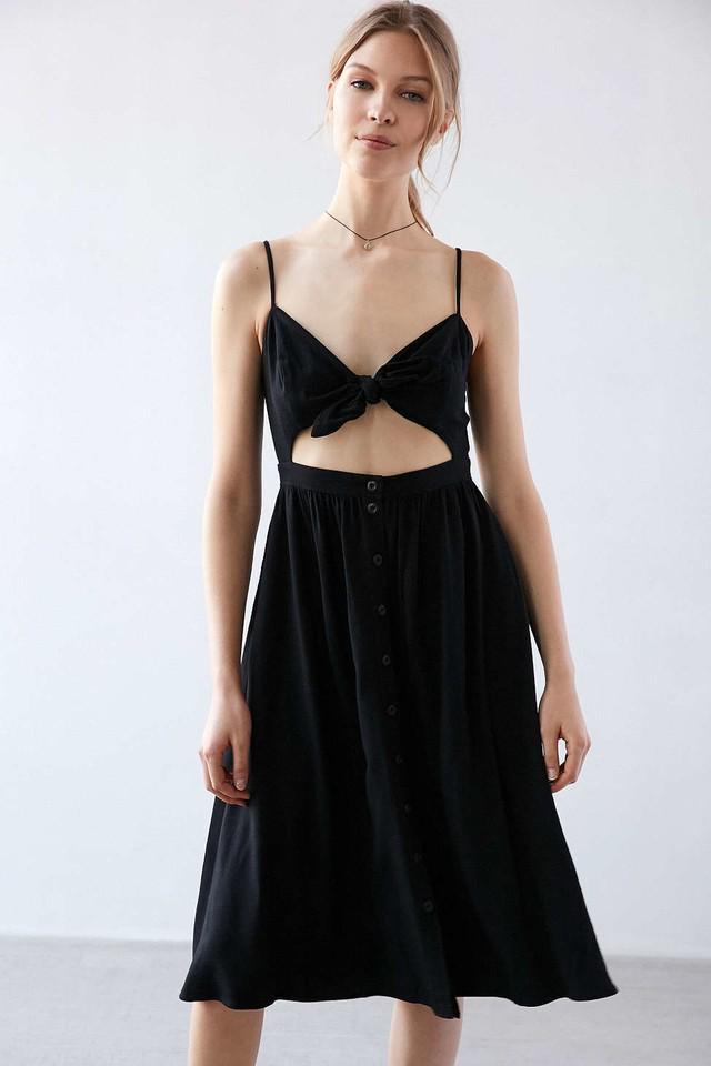 รูปภาพ:https://cdna.lystit.com/photos/c8f5-2016/02/05/kimchi-blue-black-tie-front-cutout-button-down-midi-dress-product-2-328664351-normal.jpeg