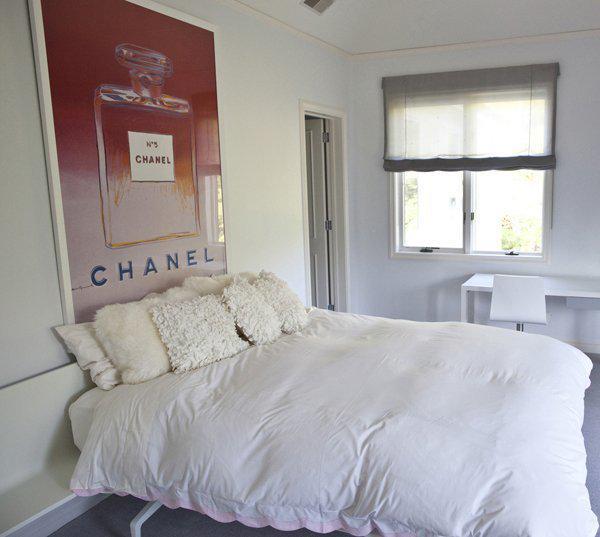 รูปภาพ:http://cdn.homedit.com/wp-content/uploads/2011/10/teenage-girl-bedroom-30-west-design1.jpg