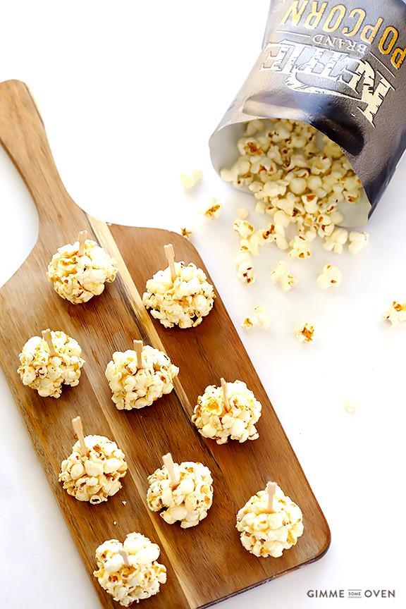 รูปภาพ:https://www.gimmesomeoven.com/wp-content/uploads/2015/01/Honey-Popcorn-Balls-1.jpg