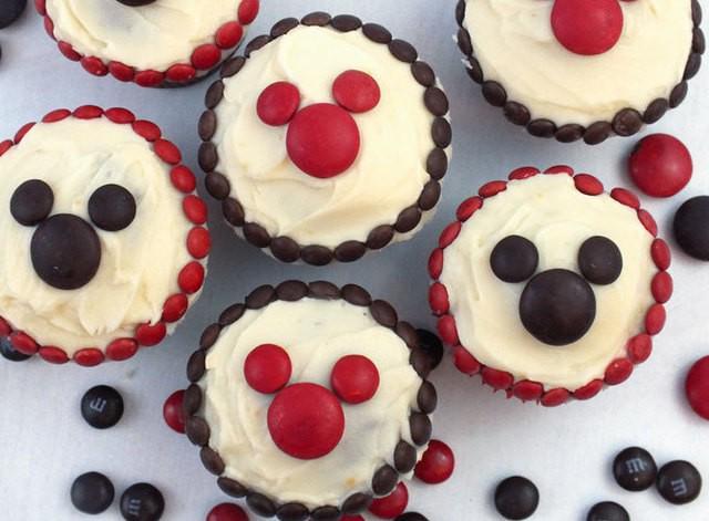 รูปภาพ:http://www.twosisterscrafting.com/wp-content/uploads/2015/03/mm-mickey-cupcakes4.jpg