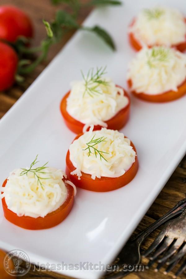 รูปภาพ:http://natashaskitchen.com/wp-content/uploads/2014/07/Easy-Tomato-and-Cheese-Appetizers-8.jpg