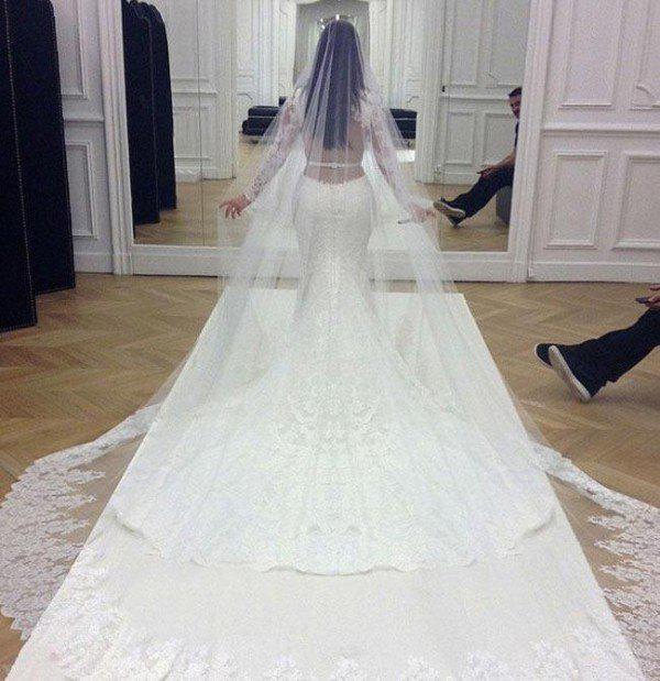 รูปภาพ:http://www.fashionlady.in/wp-content/uploads/2013/06/Kim-Kardashians-Wedding-Dress-600x619.jpg