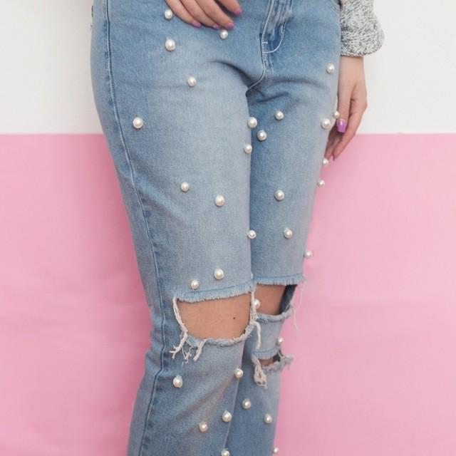 ภาพประกอบบทความ DIY Pearl Embellished Denim แปลงโฉมกางเกงยีนส์ ประดับมุกสวย ไม่ซ้ำใครแน่นอน 