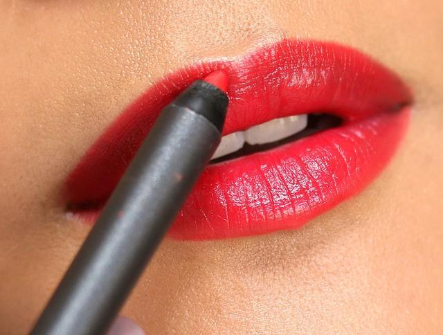 รูปภาพ:http://www.makeupandbeautyblog.com/wp-content/uploads/2015/09/red-lip-liner.jpg