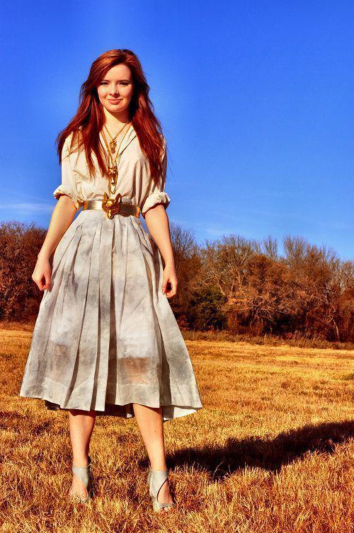 รูปภาพ:http://glamradar.com/wp-content/uploads/2015/06/vintage-dress-gold-accessories-jane-aldridge.jpg