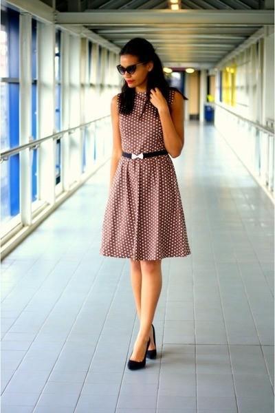 รูปภาพ:http://images0.chictopia.com/photos/flowerchildvtg/4327494339/black-suede-kurt-geiger-shoes-brown-polka-dot-vintage-dress_400.jpg