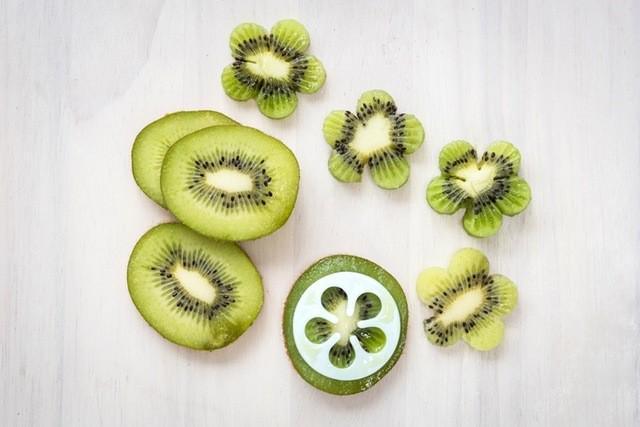 รูปภาพ:https://images.britcdn.com/wp-content/uploads/2017/05/Brit_co_mermaid_smoothie_kiwi-1.jpg?fit=max&w=800