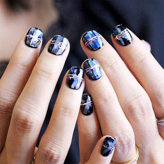 รูปภาพ:http://glaminati.com/wp-content/uploads/2016/09/bracelet-nail-art-trend-24.jpg