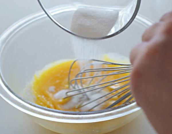 รูปภาพ:http://www.pastrypal.com/wp-content/uploads/2009/07/ginger-ice-cream-whisk-in-sugar.jpg