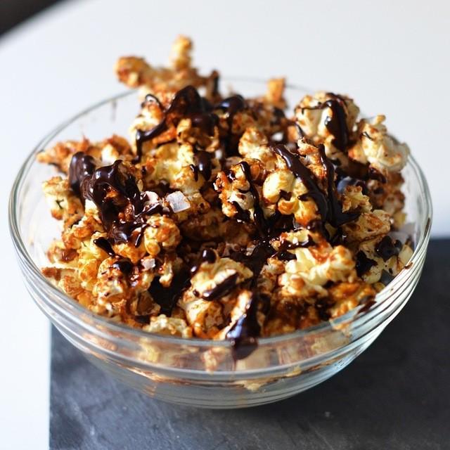 ภาพประกอบบทความ Samoa Girl Scout Cookie-Inspired Popcorn สูตรป๊อปคอร์นแสนอร่อย กินเพลินจนไม่อยากแบ่งใคร