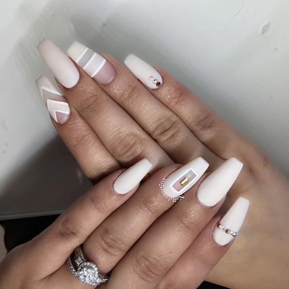 รูปภาพ:http://styleskinner.com/wp-content/uploads/2017/03/58-cut-out-nails.jpg