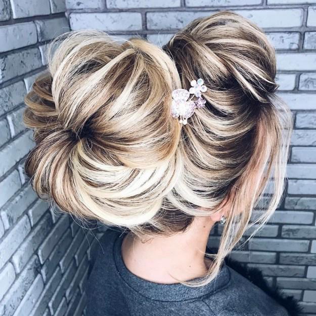 รูปภาพ:http://i2.wp.com/therighthairstyles.com/wp-content/uploads/2017/05/2-big-messy-sock-bun-updo.jpg?zoom=1.25&resize=500%2C500