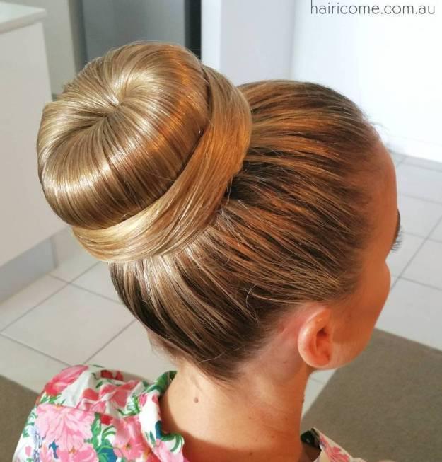 รูปภาพ:http://i0.wp.com/therighthairstyles.com/wp-content/uploads/2017/05/9-sleek-sock-bun-with-a-wrap.jpg?zoom=1.25&resize=500%2C523