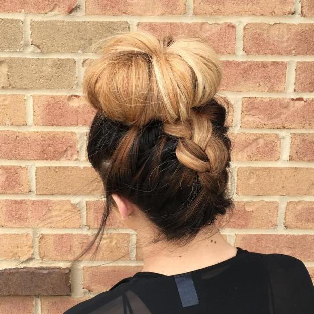 รูปภาพ:http://i0.wp.com/therighthairstyles.com/wp-content/uploads/2017/05/15-braid-into-sock-bun-updo.jpg?zoom=1.25&resize=500%2C500