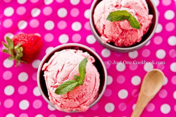 รูปภาพ:http://www.justonecookbook.com/wp-content/uploads/2012/08/Strawberry-Frozen-Yogurt-III.jpg