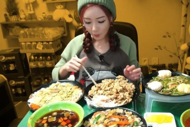 รูปภาพ:http://files.shandymedia.com/styles/page/s3/images/photos/thesavory/mukbang-korean-girl-eating-stream-cover.jpg