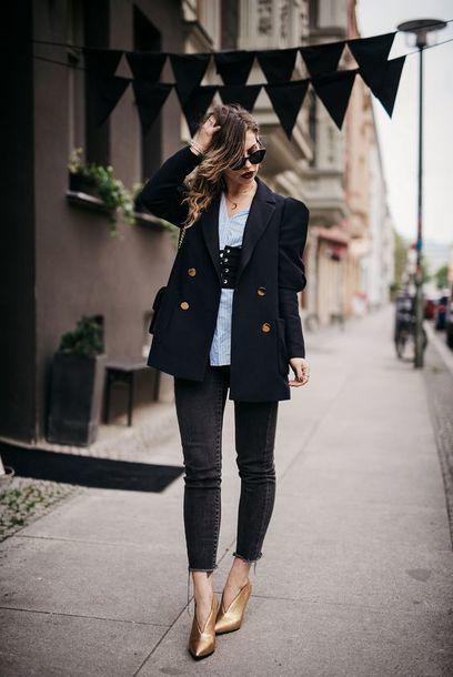 รูปภาพ:http://picture-cdn.wheretoget.it/itaoyw-l-610x610-jacket-tumblr-gold+shoes-blazer-black+blazer-t+shirt-grey+t+shirt-belt-corset+belt-shoes-pumps-pointed+toe+pumps-high+heel+pumps-denim-jeans-black+dress-black+jeans-sunglasses.jpg
