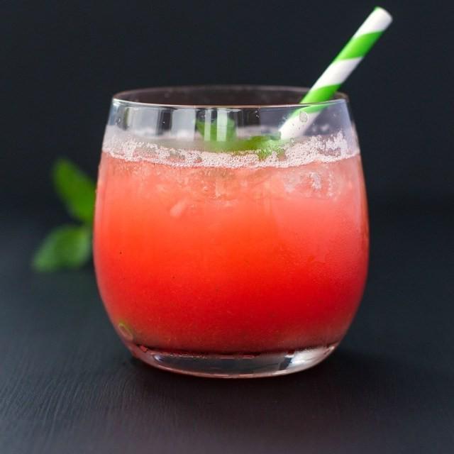 ตัวอย่าง ภาพหน้าปก:Watermelon Mimosas ค็อกเทลแตงโมสูตรเด็ด อร่อยเพลินจนไม่อยากวางแก้วจริงๆ