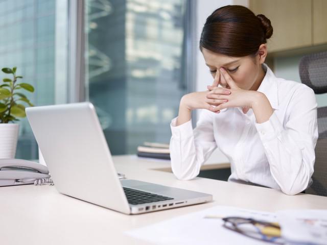 รูปภาพ:http://blog.ultimatemats.com/wp-content/uploads/2013/12/woman-fatigued-at-office-with-laptop.jpg