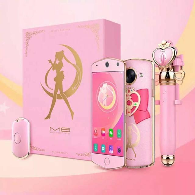 ภาพประกอบบทความ มือถือ Meitu M8 รุ่น Sailor Moon พร้อมไม้เซลฟี่คฑา สุดตั้ลล้ากกกกกก