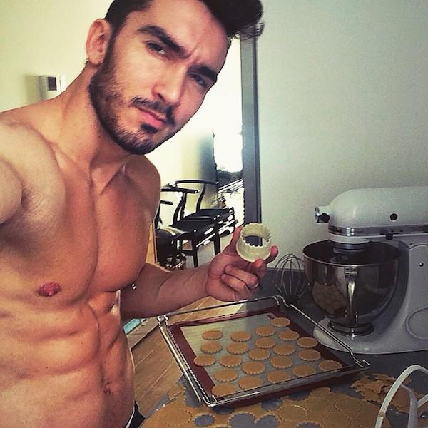 รูปภาพ:http://cdn.emgn.com/wp-content/uploads/2015/04/Hot-Guys-Cooking-EMGN17.jpg