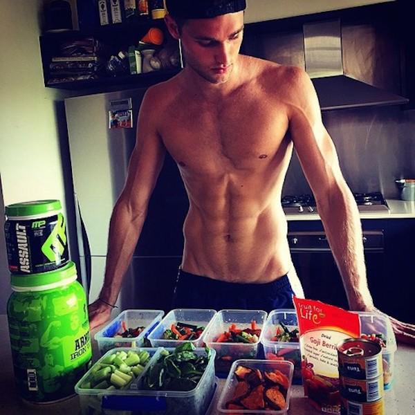 รูปภาพ:http://cdn.emgn.com/wp-content/uploads/2015/04/Hot-Guys-Cooking-EMGN4.jpg