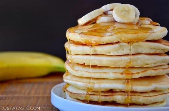 รูปภาพ:https://www.justataste.com/wp-content/uploads/2017/05/banana-sour-cream-pancakes-recipe-580x380.jpg