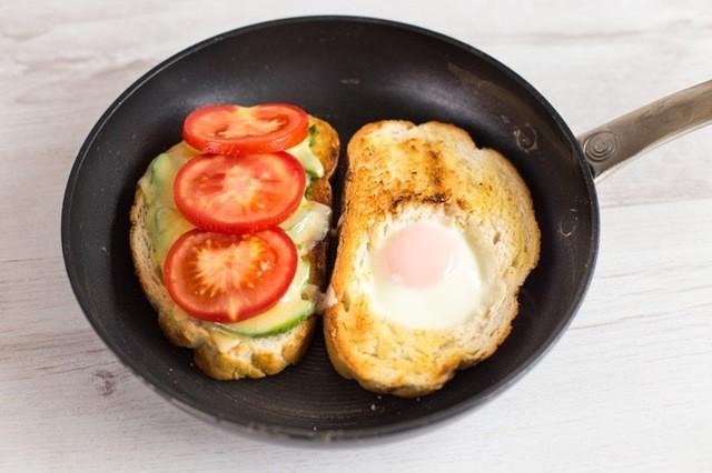 รูปภาพ:https://images.britcdn.com/wp-content/uploads/2017/05/Egg-in-a-hole-breakfast-sandwich-5.jpg?fit=max&w=800