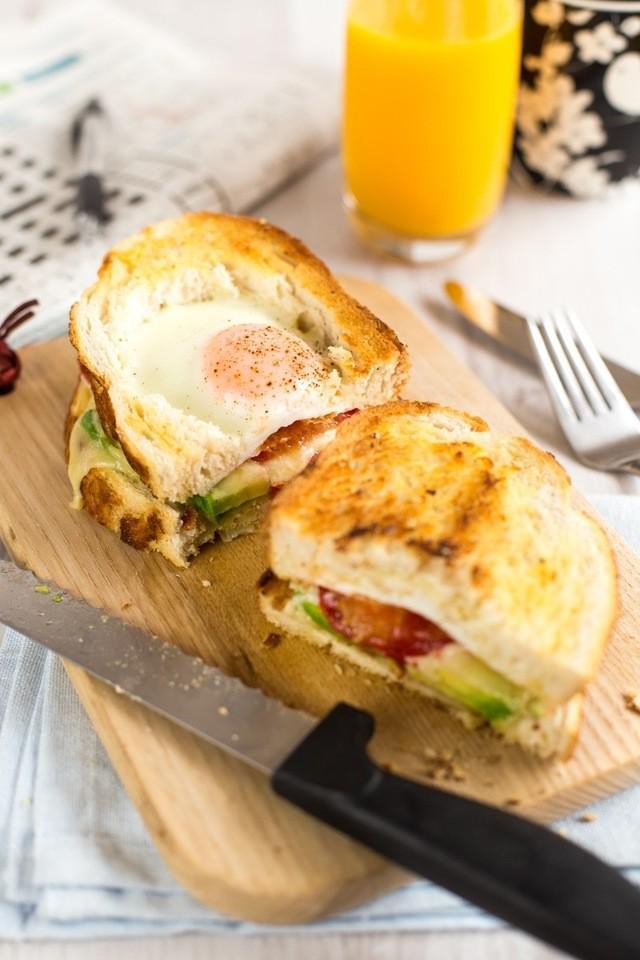 รูปภาพ:https://images.britcdn.com/wp-content/uploads/2017/05/Egg-in-a-hole-breakfast-sandwich-10.jpg?fit=max&w=800