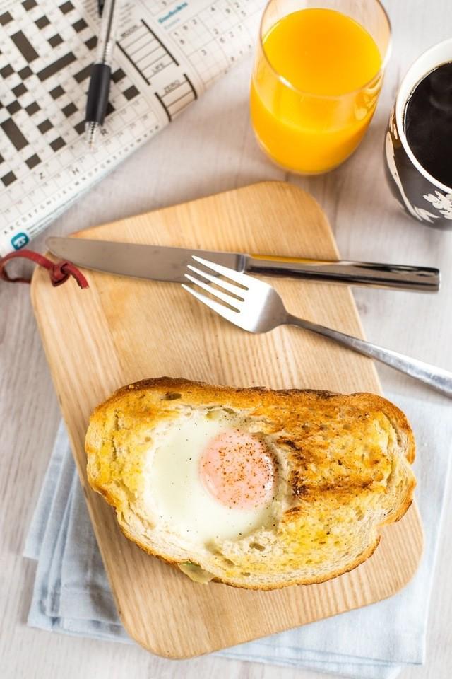 รูปภาพ:https://images.britcdn.com/wp-content/uploads/2017/05/Egg-in-a-hole-breakfast-sandwich-8.jpg?fit=max&w=800