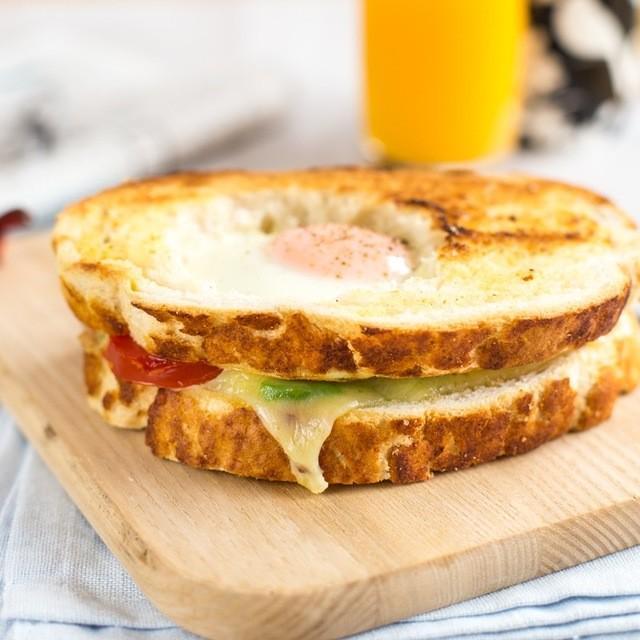 รูปภาพ:https://images.britcdn.com/wp-content/uploads/2017/05/Egg-in-a-hole-breakfast-sandwich-9.jpg?fit=max&w=800