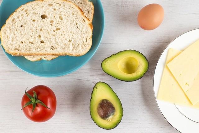 รูปภาพ:https://images.britcdn.com/wp-content/uploads/2017/05/Egg-in-a-hole-breakfast-sandwich-1.jpg?fit=max&w=800