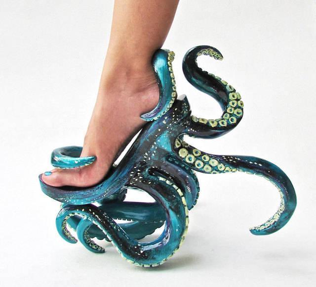 รูปภาพ:http://static.boredpanda.com/blog/wp-content/uploads/2015/06/squid-shoe-weird-fashion-Kermit-Tesoro-polypodis-1.jpg