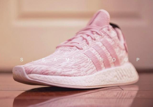 รูปภาพ:http://dfi5wu8thl82p.cloudfront.net/wp-content/uploads/2017/05/adidas-nmd-r2-pink-white-6.jpg