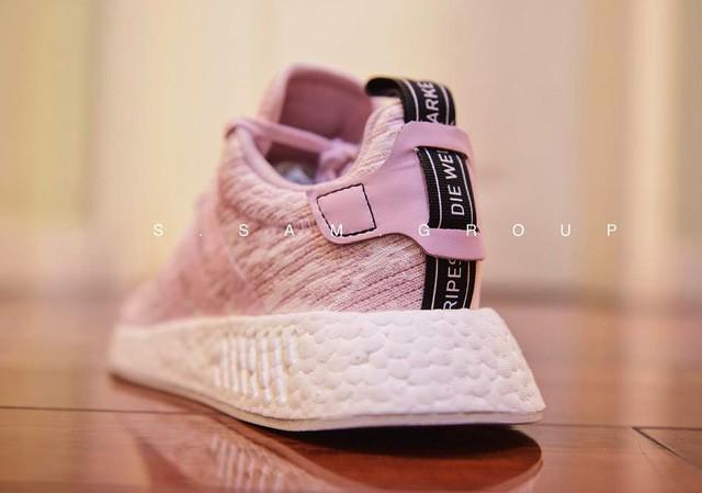 รูปภาพ:http://dfi5wu8thl82p.cloudfront.net/wp-content/uploads/2017/05/adidas-nmd-r2-pink-white-3.jpg
