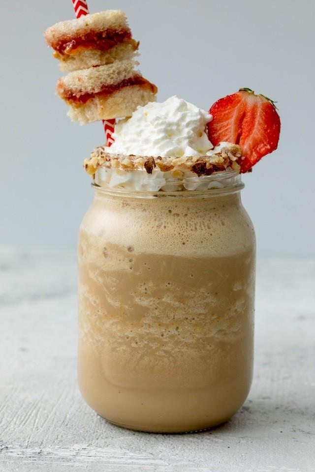 รูปภาพ:https://images.britcdn.com/wp-content/uploads/2017/05/PBJ-frappuccino-recipe-step-4-2.jpg?fit=max&w=800