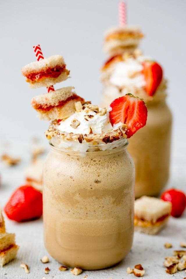 รูปภาพ:https://images.britcdn.com/wp-content/uploads/2017/05/PBJ-frappuccino-recipe-finished-tall.jpg?fit=max&w=800