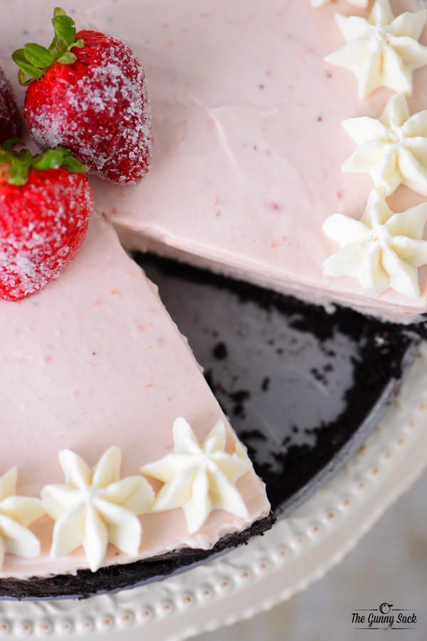 รูปภาพ:http://www.thegunnysack.com/wp-content/uploads/2016/07/No-Bake-Strawberry-Cheesecake-Chocolate-Crust.jpg