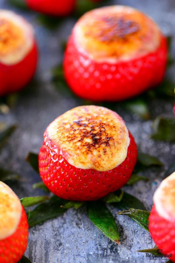 รูปภาพ:http://www.thegunnysack.com/wp-content/uploads/2016/04/Caramel-Brulee-Cheesecake-Stuffed-Strawberries.jpg