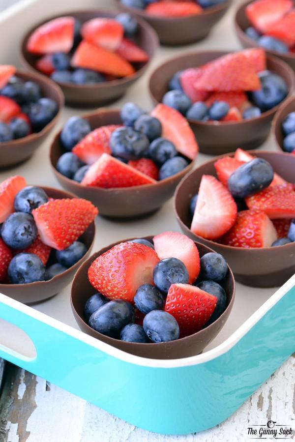 รูปภาพ:http://www.thegunnysack.com/wp-content/uploads/2015/04/Chocolate_Fruit_Salad_Bowls.jpg